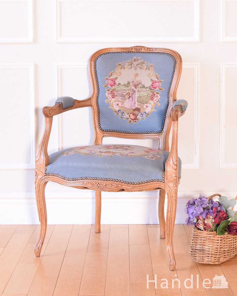 フランス生まれの刺繍が美しいアンティークの椅子、プチポワンアームチェア (j-678-c)