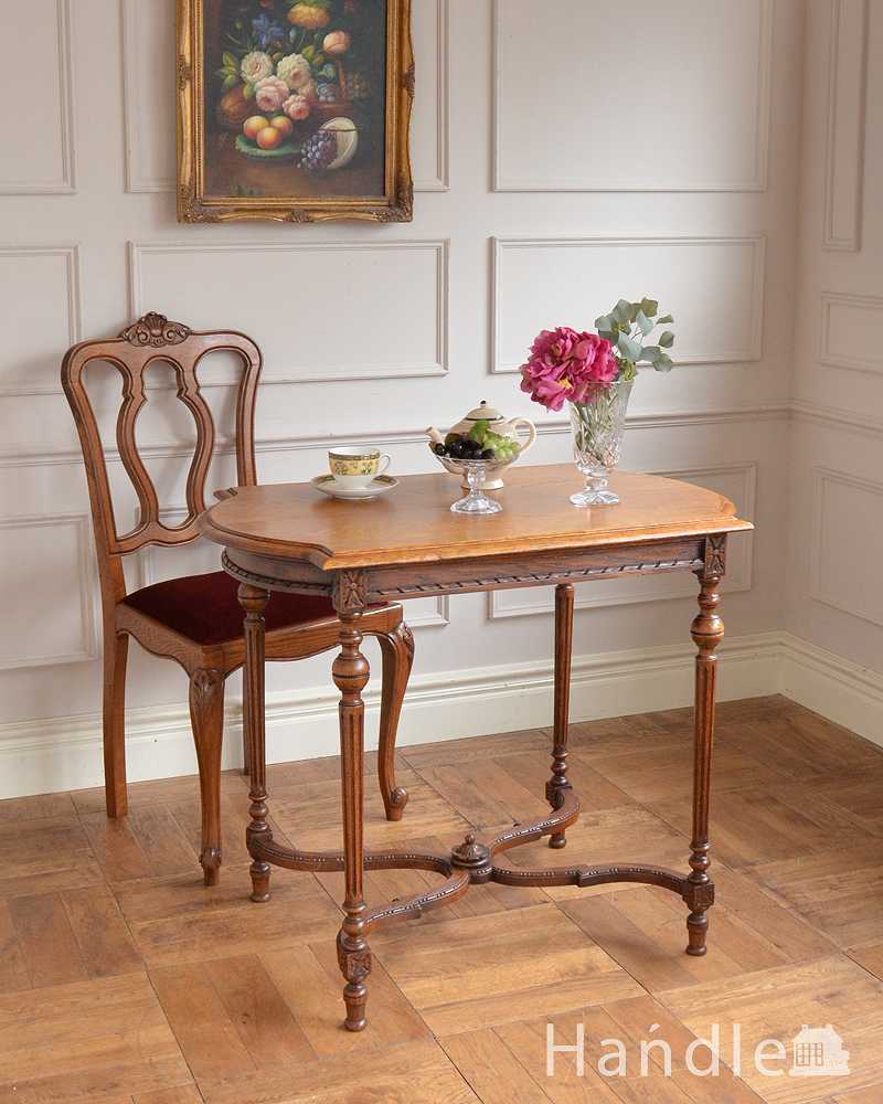 優雅なティータイムを演出するフランスのアンティーク家具、美しいオケージョナルテーブル