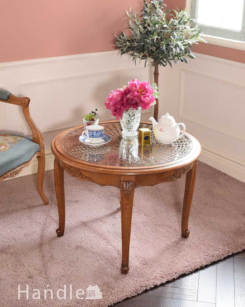 フランスの優雅なアンティークテーブル、網目がキレイな丸い形のコーヒーテーブル (j-2556-f)