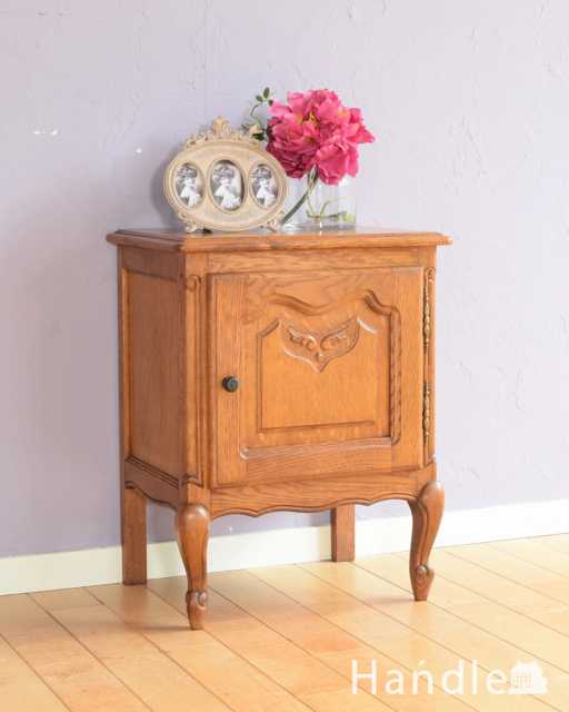 小さなフレンスのアンティーク家具、美しい彫りのサイドキャビネット(ナイトテーブル) (j-2548-f)