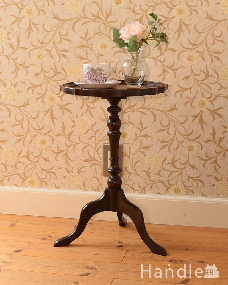 英国アンティークのローテーブル、３本の脚がエレガントな革張りのワインテーブル (j-2598-f)