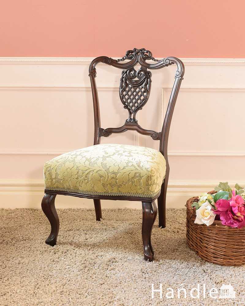 背もたれの装飾が美しい英国輸入椅子、マホガニー材のナーシングチェア (k-1623-c)