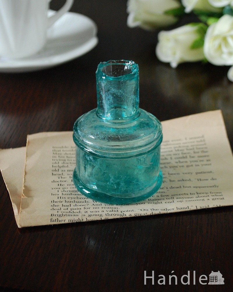 シルエットがかわいいイギリスで見つけたアンティークガラス（インクボトル） (m-3671-z)