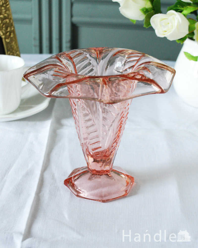 めずらしい赤い色が素敵なアンティークのガラス プレスドグラスのフラワーベース 花器 Pg 6251 アンティーク雑貨