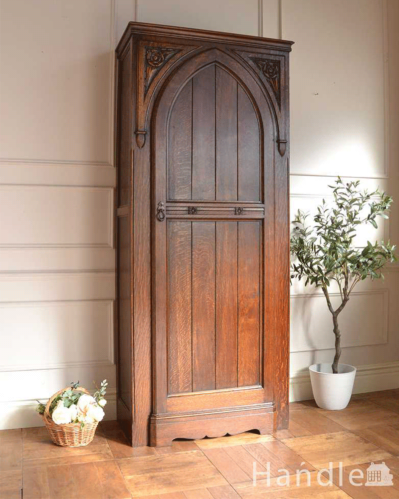 英国のアンティーク家具、ポインテッドアーチの扉がおしゃれなワードローブ (q-1997-f)