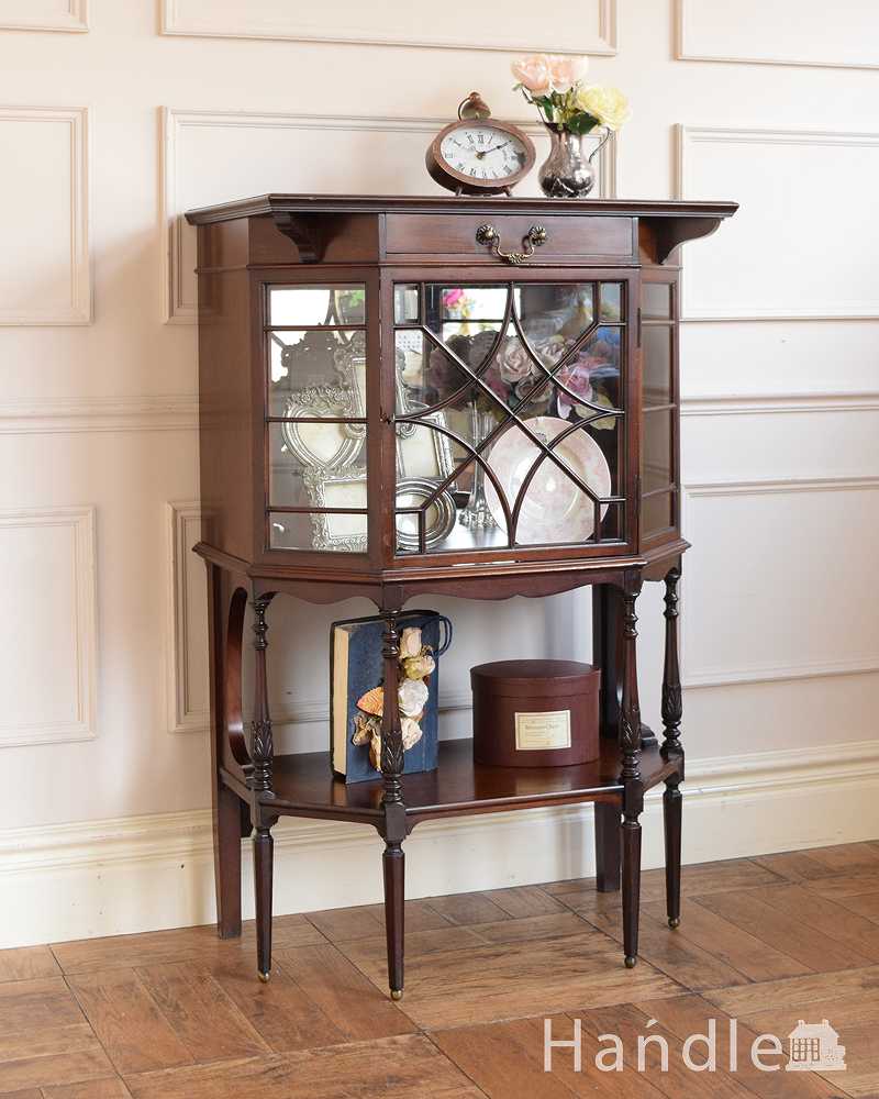 気品が漂う英国アンティーク家具、小ぶりなサイズのガラスキャビネット（飾り棚） (q-2034-f)