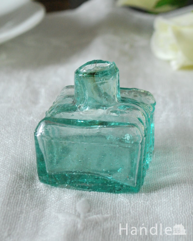 アンティークガラスボトル、ペン置き付きの四角のインクボトル (m-3767-z)