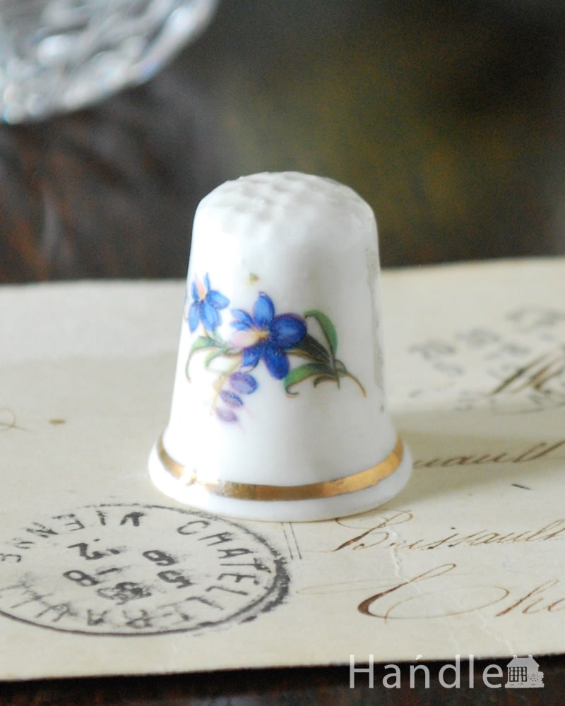 ブルーの可愛いお花が印象的なのアンティークのシンブル (m-3770-z)