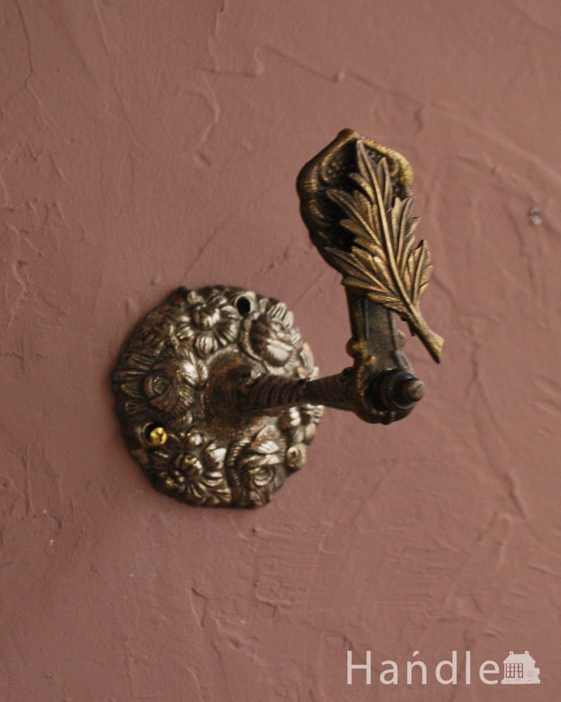 アンティークの真鍮雑貨、落ち着いた輝きとフォルムが美しい壁付けのカードスタンド (k-4058-z)