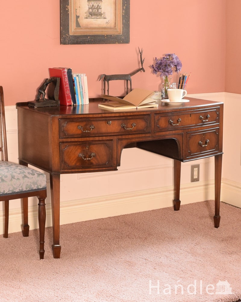 マホガニー材の木目が美しいアンティークの家具、優雅なデザインの書斎机 (k-2670-f)