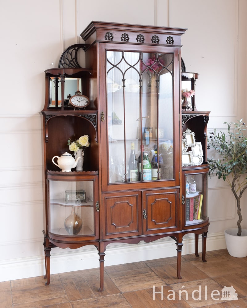 英国家具の美しさを詰め込んだアンティークの家具、マホガニー材のパーラーキャビネット (q-2073-f)