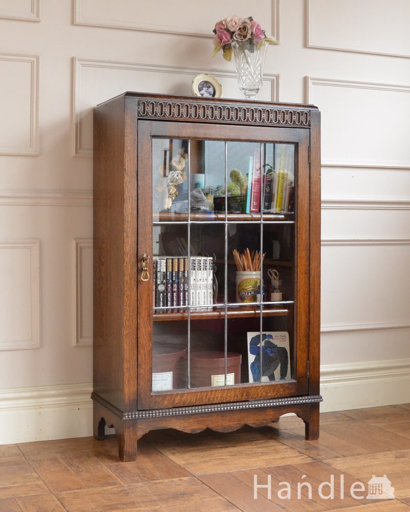 英国から届いたアンティーク家具、ガラス扉のデザインが美しい木製のブックケース（本棚）  (q-2081-f)