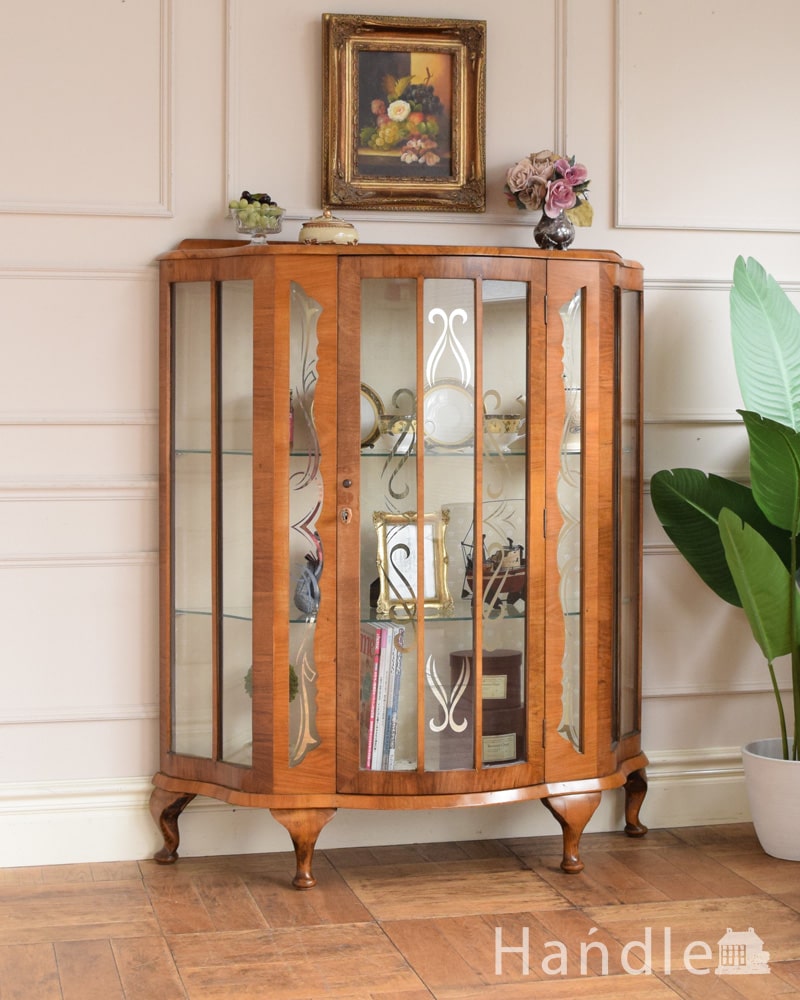 英国輸入のアンティーク家具、美しいハーフムーンのガラスキャビネット（飾り棚） (m-661-f)