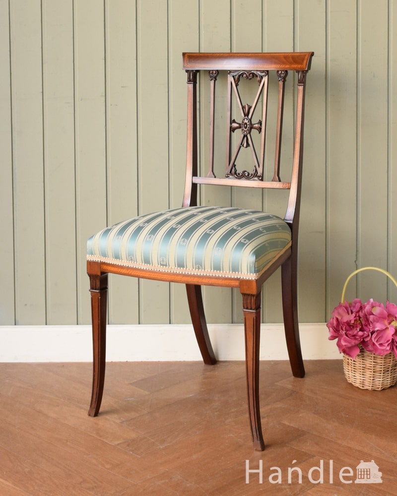英国アンティークの椅子、立体的な透かし彫りが美しいマホガニー材のサロンチェア (q-393-c)