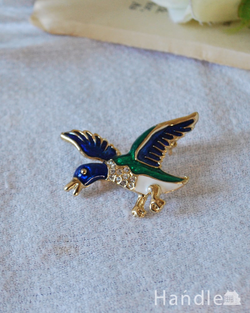イギリスのアンティーク雑貨、ブルーとグリーンがキラキラ輝く鳥のブローチ