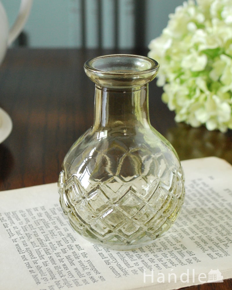 アンティーク風のガラス雑貨、淡いグリーン色が可愛いガラスの花瓶(グリーン) (n12-370g)