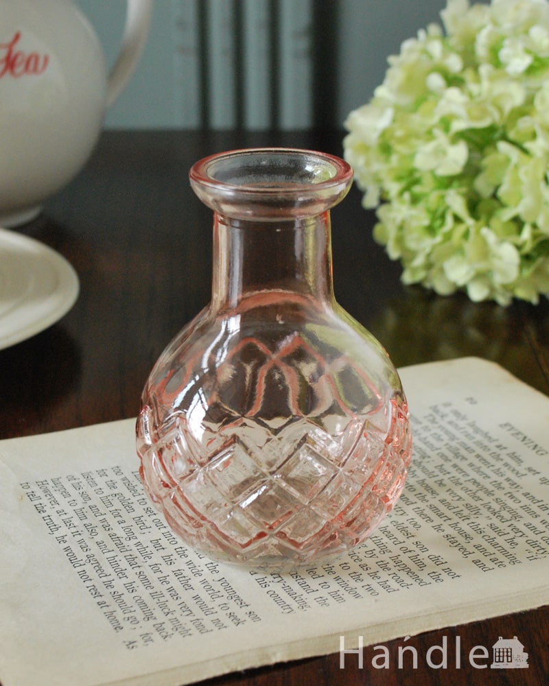 アンティーク風のガラス雑貨、淡いピンク色が可愛いガラスの花瓶(ピンク) (n12-370p)