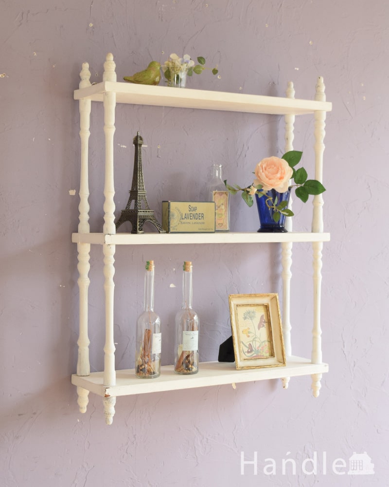 フランスの白いアンティークシェルフ、挽き物細工のペイント仕上げがおしゃれな飾り棚