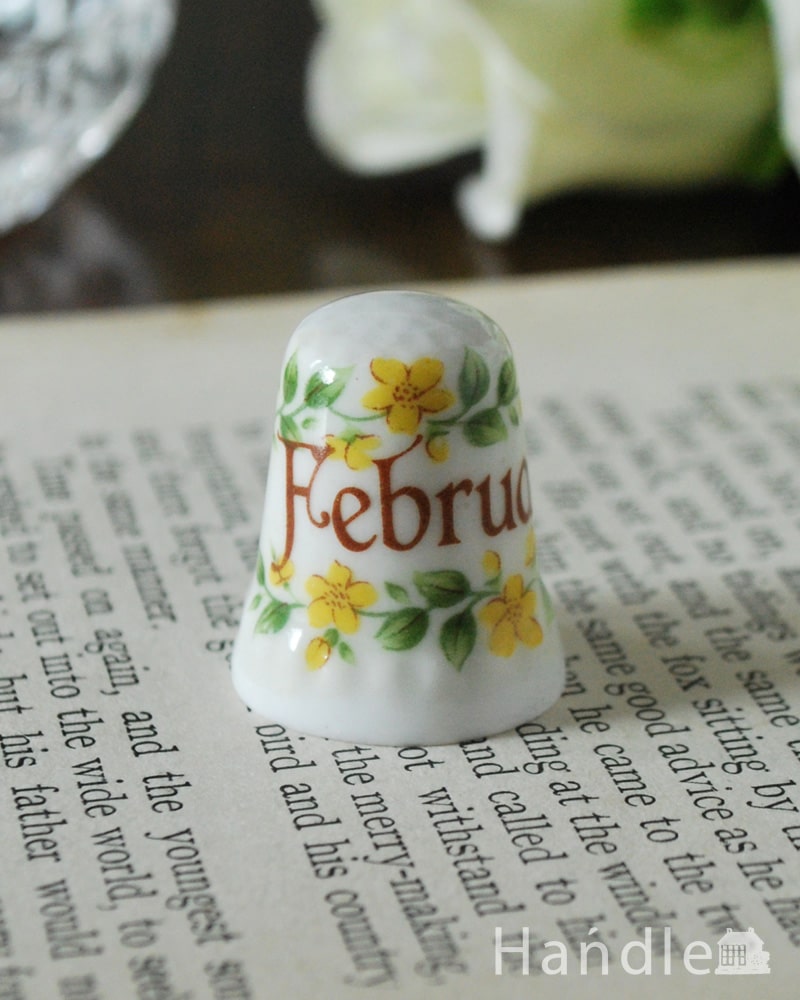 黄色のお花が可愛いアンティークマンスリーシンブル（February） (m-3939-z)