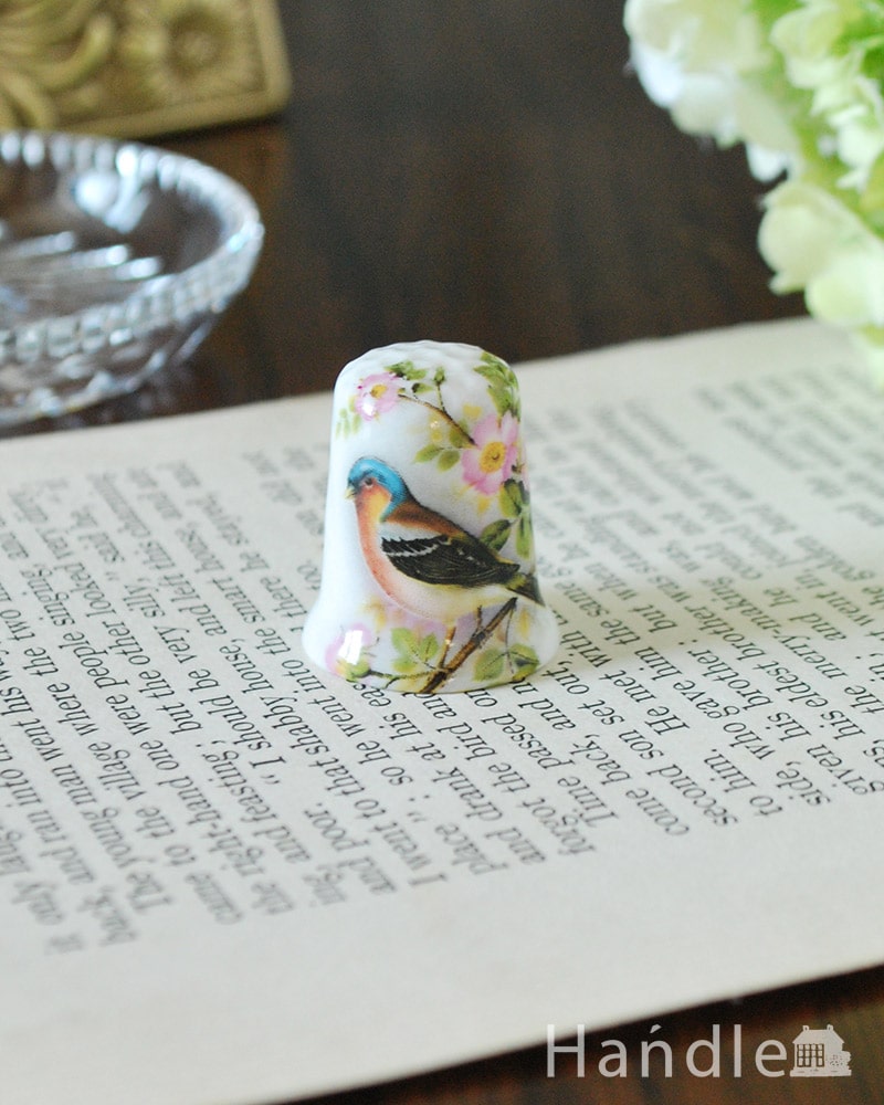 イギリスで見つけたアンティーク雑貨、鳥の可愛いシンブル (m-4094-z)