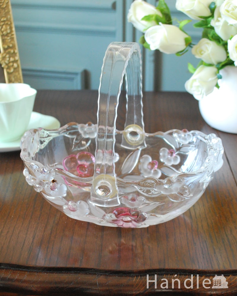 イギリスのアンティークのガラス雑貨、お花模様の可愛いプレスドグラスのバスケット (pg-6304)