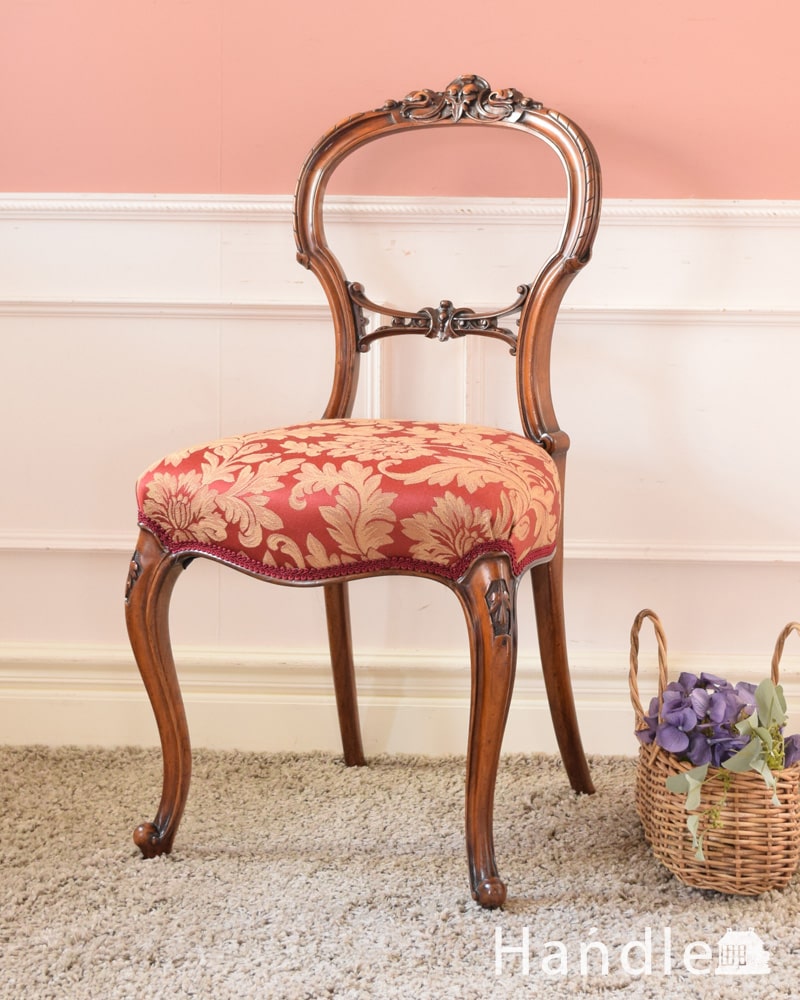 優雅な英国アンティークの椅子、背もたれの装飾が美しいバルーンバックチェア (k-1650-c)