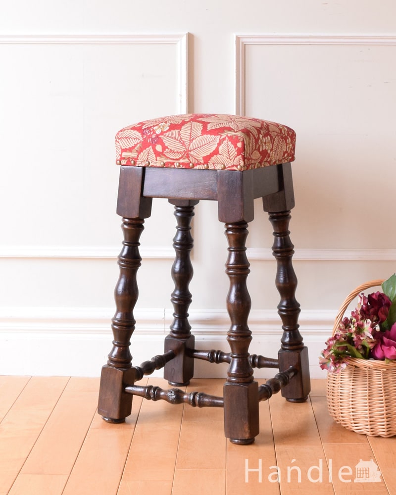 イギリスで見つけたアンティーク椅子、脚の装飾がカッコいいスツール (q-399-c)
