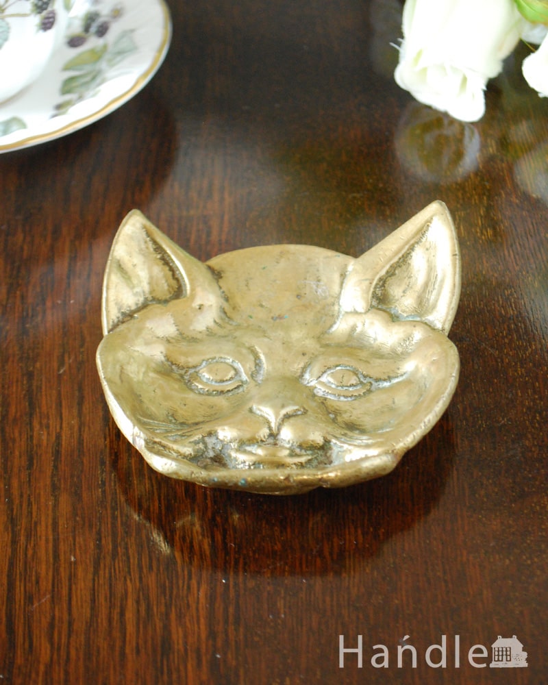 アンティークの可愛いネコの雑貨、真鍮製のトレイ