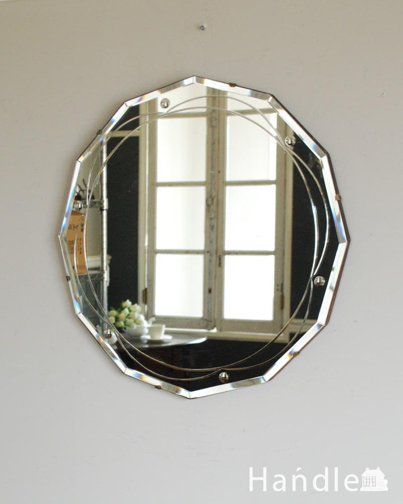 イギリスのアンティーク雑貨、丸い形の縁取りが輝く壁付けの鏡 (k-4222-z)