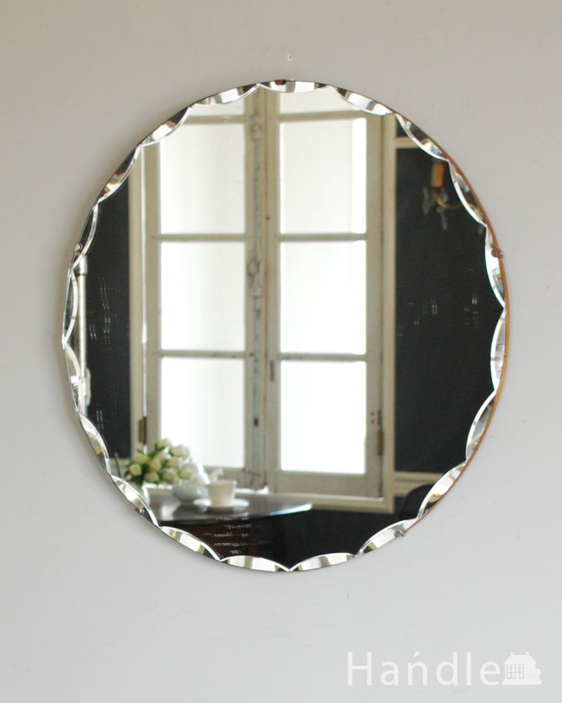 イギリスのアンティーク雑貨、丸い形の縁取りが輝く壁付けの鏡 (k-4156-z)