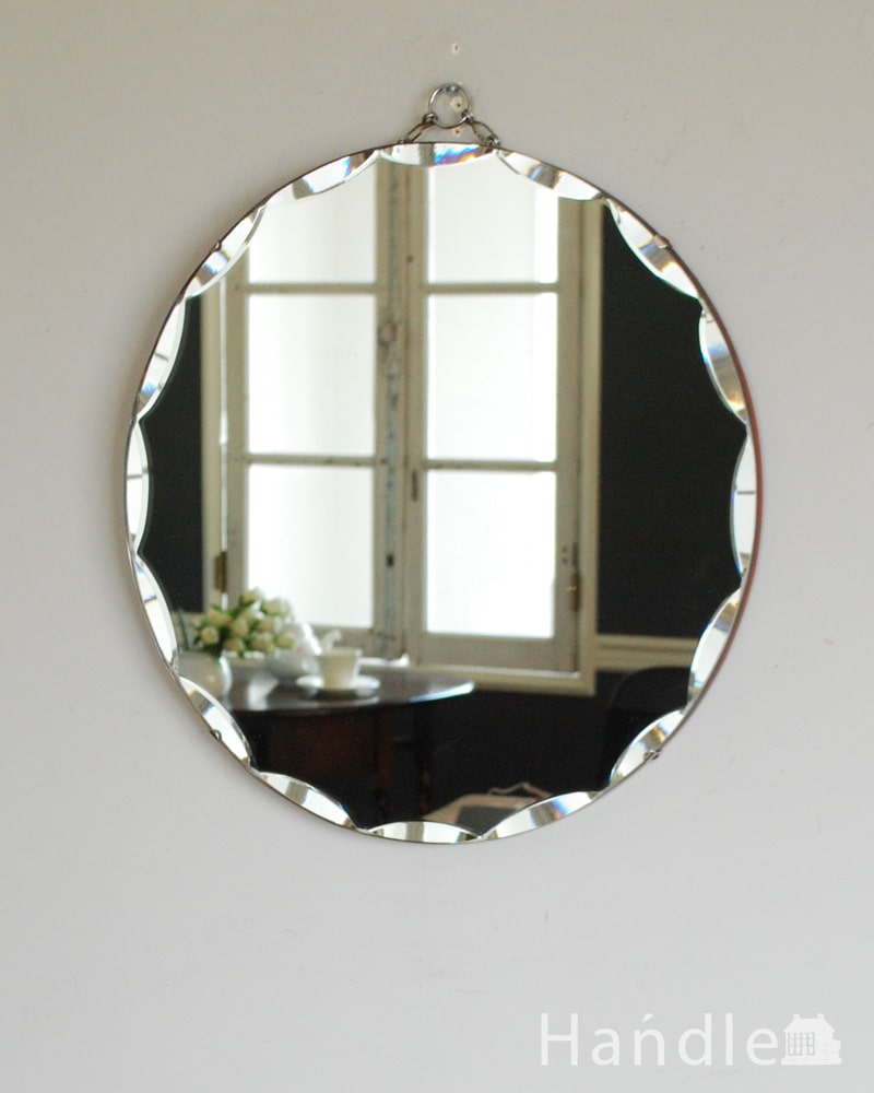 イギリスのアンティーク雑貨、丸い形の縁取りが輝く壁付けの鏡 (k-4221-z)