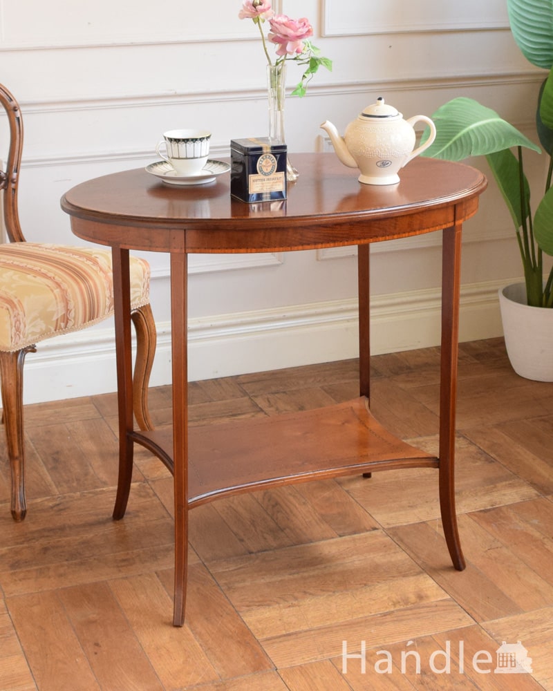 イギリスのアンティークのテーブル、象嵌模様が美しいティーテーブル（棚付き） (q-2205-f)