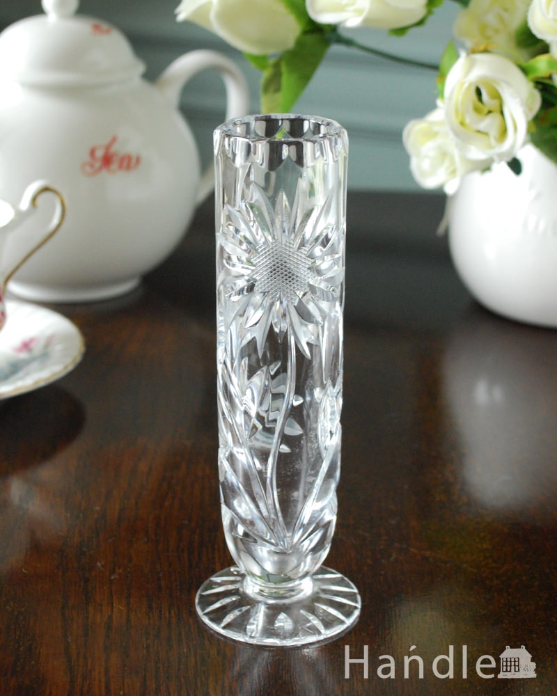 イギリスのアンティークガラス雑貨、お花の模様が可愛い一輪挿し（プレスドグラス） (pg-6362)