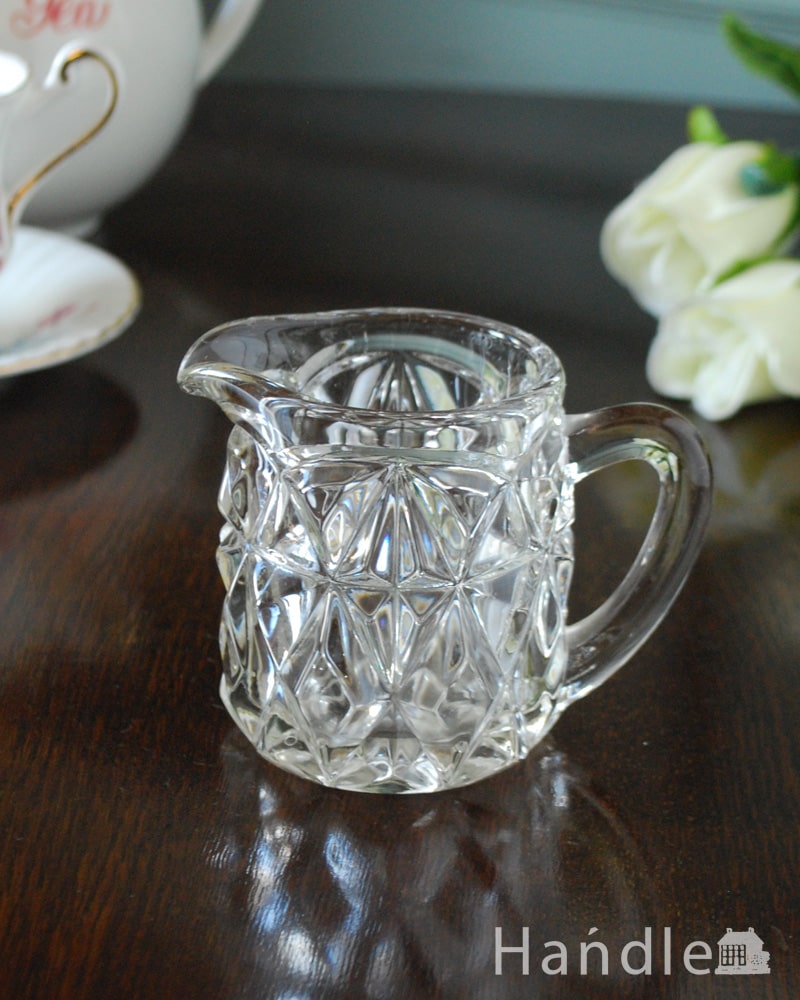 英国アンティークのプレスドグラス、特別な輝きの小さなピッチャー（ミルクポット） (pg-6352)