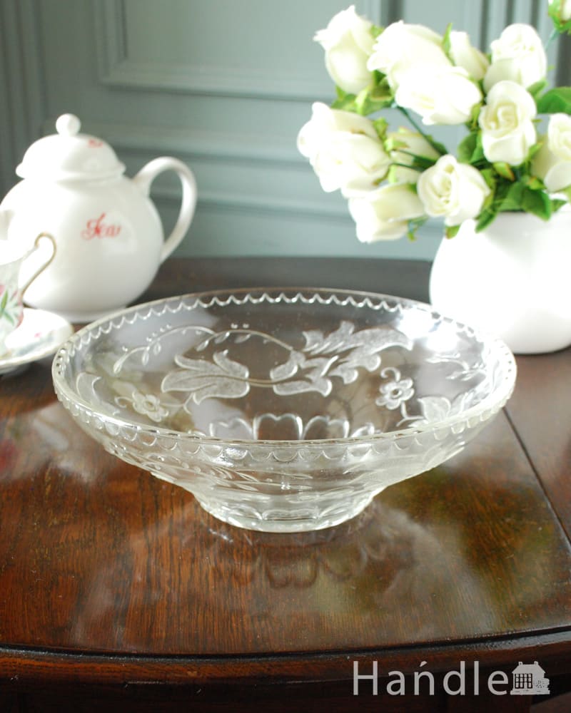 アンティークのガラス雑貨、お花模様が優雅なガラスのボウル (pg-6373)