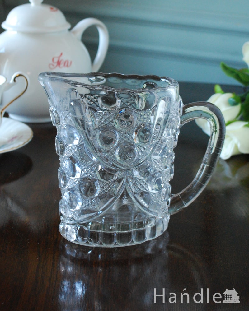 アンティークガラスの小さなピッチャー、英国から届いたプレスドグラスの器 (pg-6344)