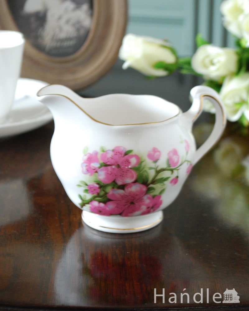 イギリスのアンティーク食器、ピンクのお花が描かれたボーンチャイナのミルクピッチャー