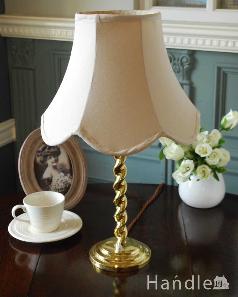 アンティークの照明、ツイストの形の真鍮製のテーブルランプ(E17シャンデリア球付き) (k-4249-z)