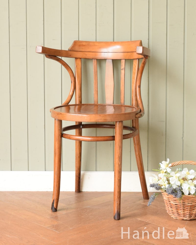 英国アンティークの椅子、めずらしいアームが付いたベントウッドチェア (k-1699-c)