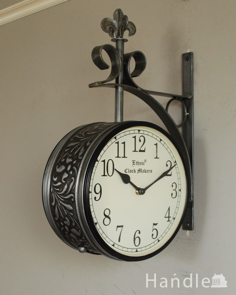 アンティーク調のおしゃれな時計、百合の紋章が入った壁掛け時計 (n8-090)