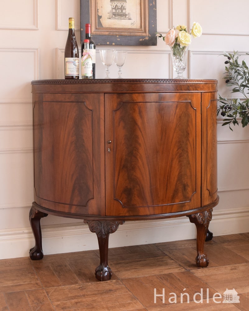 英国アンティークのサイドボード、優雅な杢目のハーフムーン型キャビネット (q-2272-f)