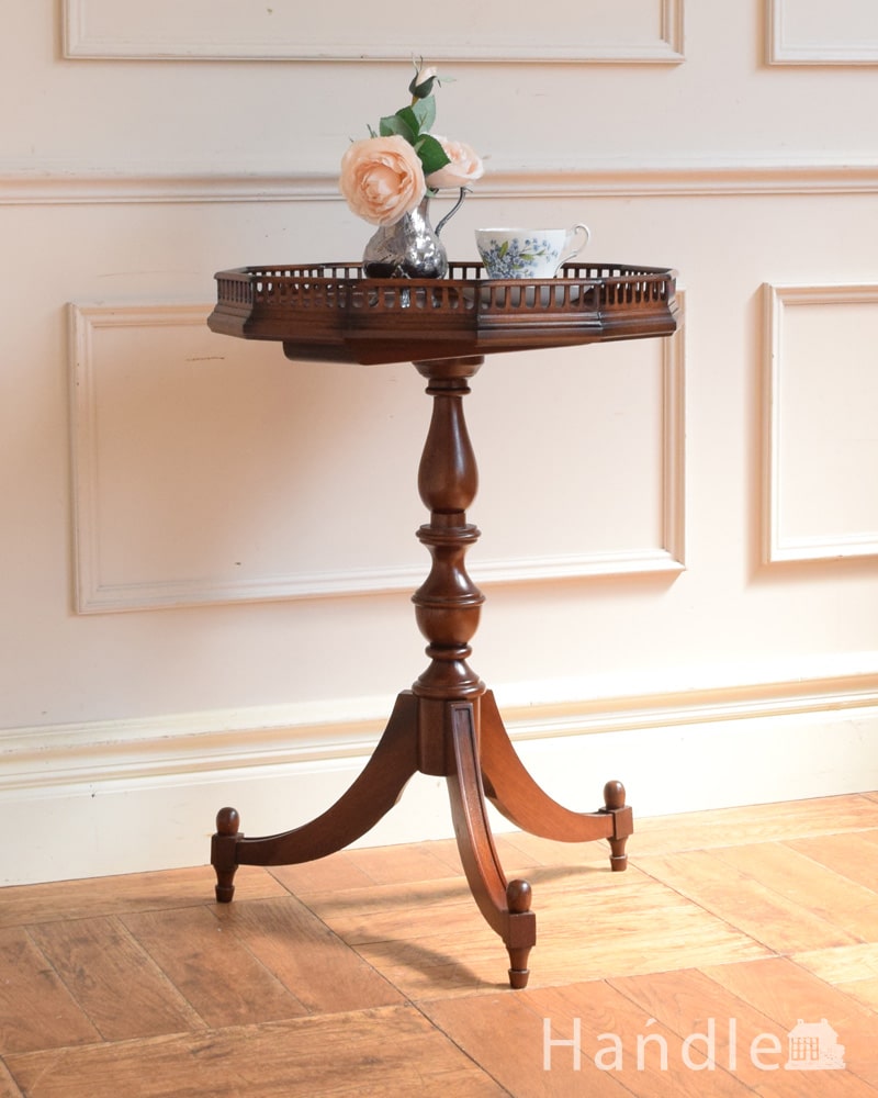 英国アンティークのオケージョナルテーブル、装飾が美しいマホガニー材のテーブル (q-2250-f)