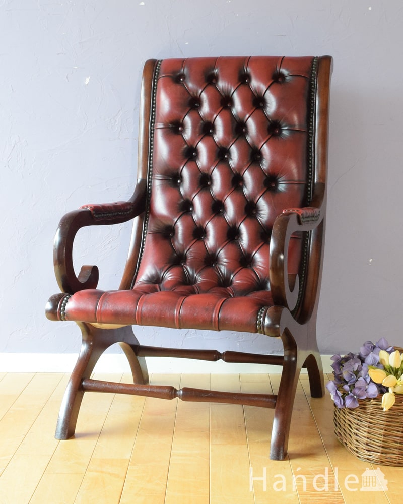 アンティークの革張りの椅子、チェスターフィールドの1人掛けソファ