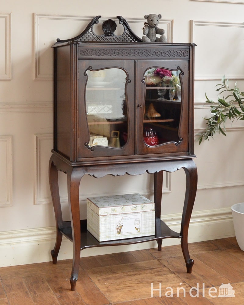 イギリスアンティークのキャビネット、高級感のある小さなガラスキャビネット (q-2308-f)