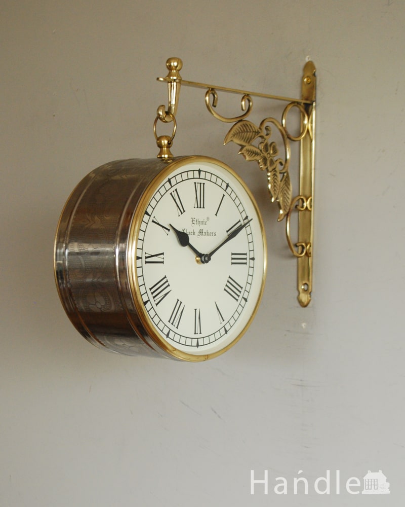 アンティーク調のおしゃれな時計、キラッと輝く真鍮製の壁掛け時計 (n8-095)