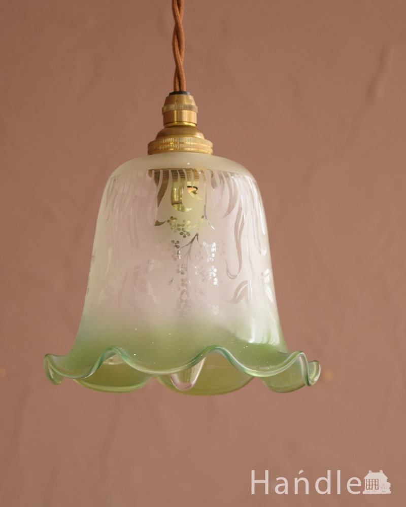 イギリスのアンティーク照明、お花の模様が浮かび上がるグリーン色のペンダントライト(コード・シャンデリア電球・ギャラリーなし) (m-4299-z)