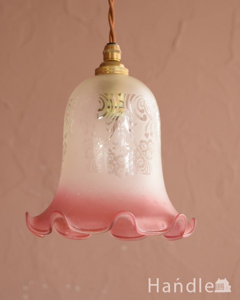 イギリスのアンティーク照明、ハートとお花が浮かび上がるピンク色のペンダントライト(コード・シャンデリア電球・ギャラリーなし) (m-4300-z)