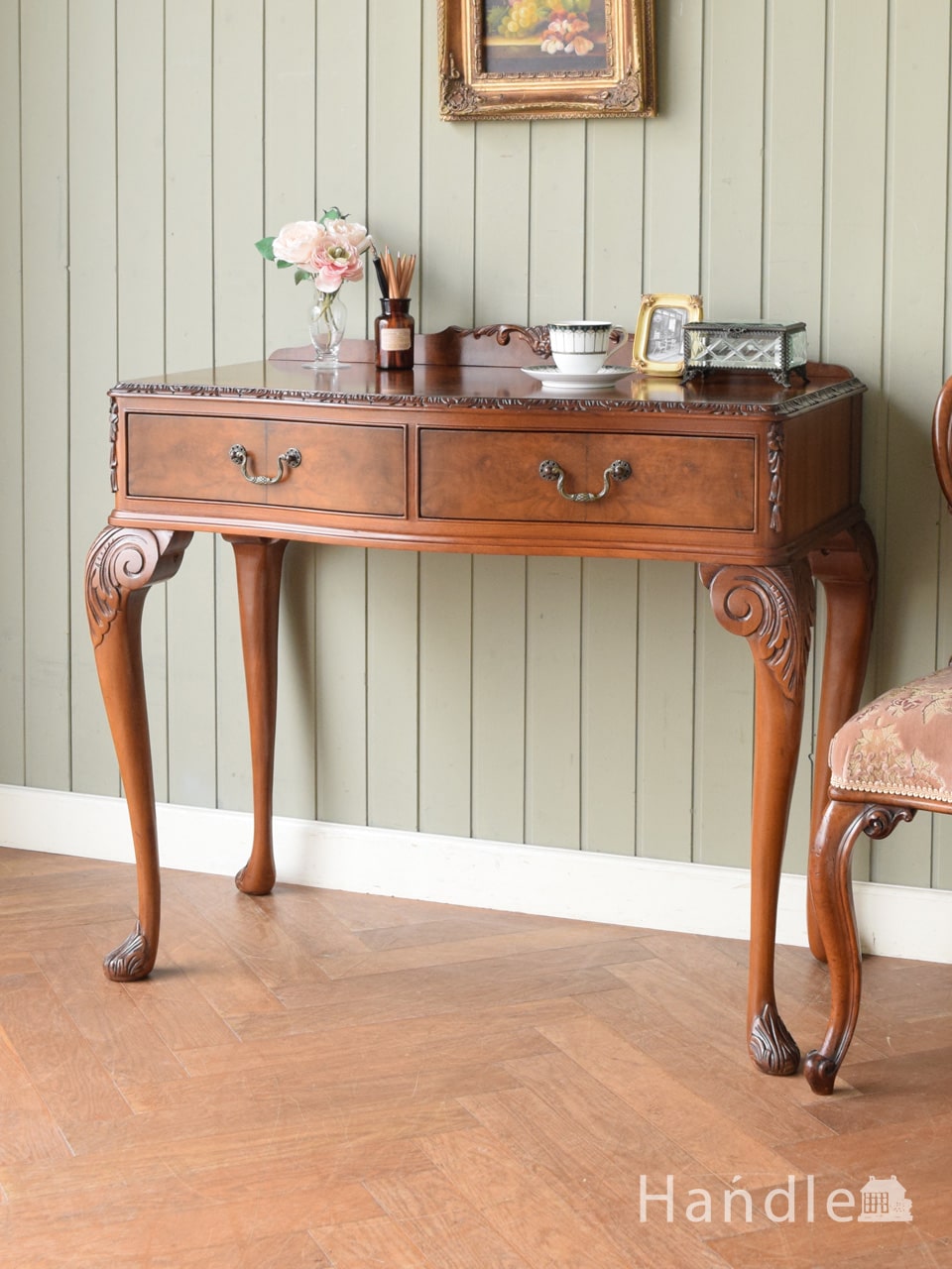 イギリスのアンティーク家具、猫脚が美しいウォールナット材の