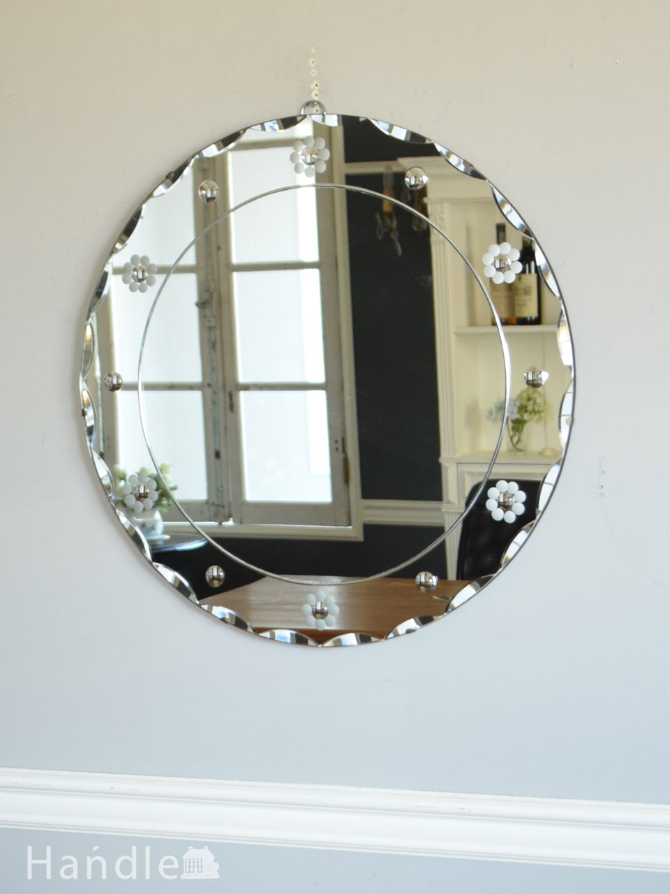 イギリスのアンティーク雑貨、丸い形の縁取りが輝く壁付けの鏡 (k-4666-z)