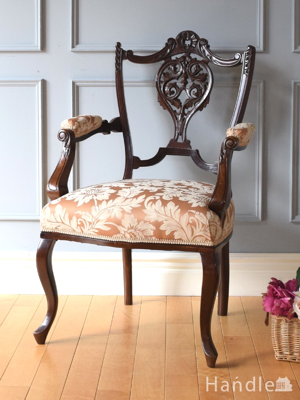 英国で見つけたアンティークの椅子、透かし彫りが美しいアーム付きのサロンチェア (k-1795-c)